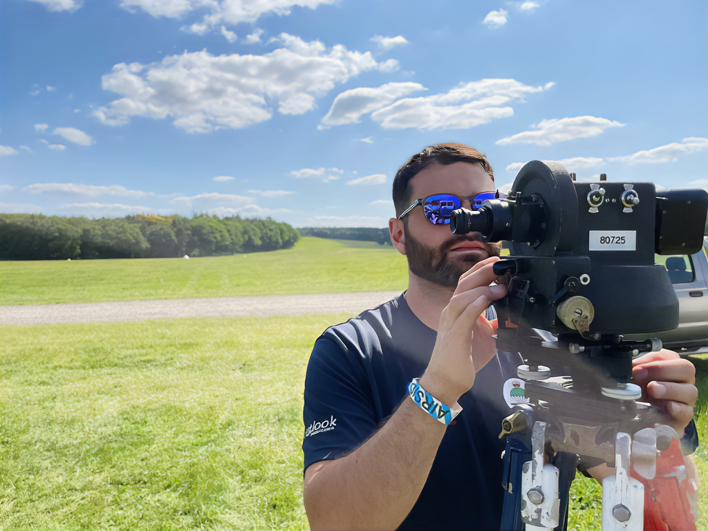 In the stunning sun-drenched grounds of Ragley Hall Estate, Alcester, the RAF Falcons, the UK’s premier military parachute display team, delighted the crowd with their spectacular display.